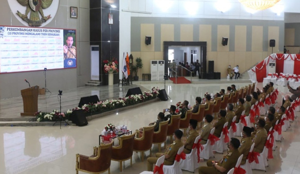 >> Walikota Caroll Senduk dan Wawali Wenny Lumentut, ikut Vidcon pengarahan Presiden di Kantor Gubernur Sulut.