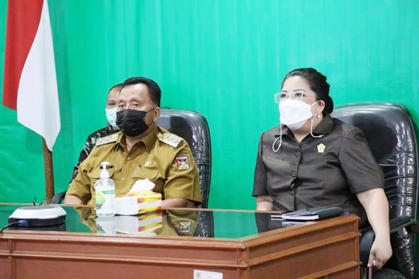 >> RD dan Ketua DPRD mengikuti pengarahan Presiden secara virtual di kantor Bupati.