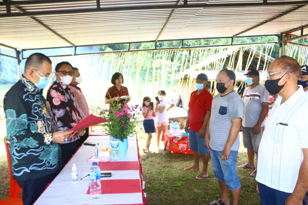 >> Wawali Wenny Lumentut, saat mengukuhkan Kelompok Tani.