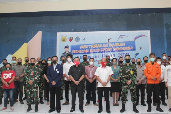 >> Peserta Musda FASI Daerah Sulut berpose bersama usai pembukaan.