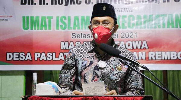 >> Bupati Minahasa, Royke Roring dalam safari Ramadan di Masjid Ad Taqw, Desa Paslaten.
