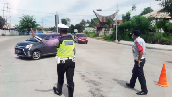 >> Salah satu kendaraan yang berbalik arah.