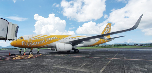 >> Pesawat Scoot Tigerair nomor penerbangan TR 216, mendarat perdana di Bandara Sam Ratulangi, Jumat (28/5).