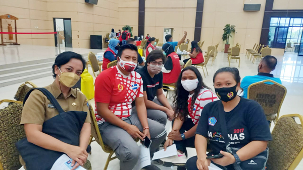 >> Sebagian atlet Pelatda PON yang menjalani program vaksinasi.