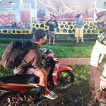 >> Seorang pengendara sepeda motor dicegat petugas karena kedapatan tidak menggunakan helm.(ist)