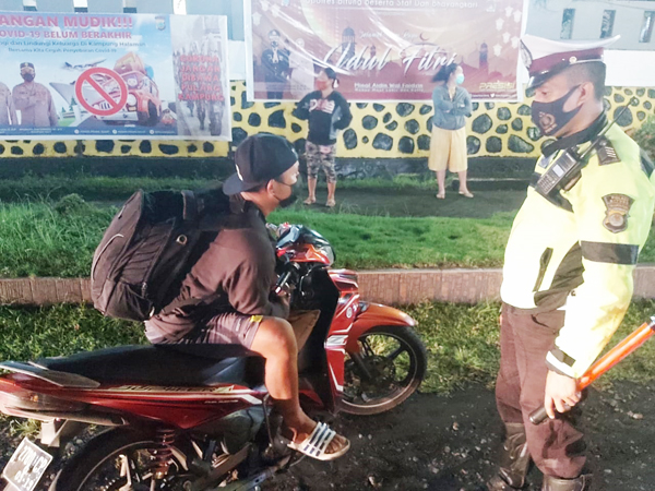 >> Seorang pengendara sepeda motor dicegat petugas karena kedapatan tidak menggunakan helm.(ist)