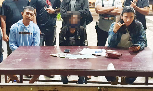 >> Tersangka diamankan barang bukti berupa kertas rekapan judi togel, handphone, buku tabungan, ATM dan uang tunai.