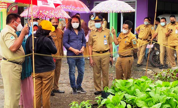 >> Tim konvergensi dan Konsultan Stunting saat melakukan penilaian di Desa Tumokang Baru.