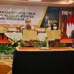 >> Rektor Unima dan Sekjed Kemendes PDTT menunjukan dokumen MoU.