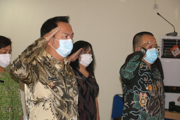 >> Walikota Caroll Senduk dan Wawali Wenny Lumentut, mengikuti upacara bendera Harkitnas, secara virtual.