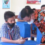 >> Walikota Bitung Maurits Mantiri berdiskusi dengan salah satu pelajar peserta ujian sekolah berbasis digital.(ist)
