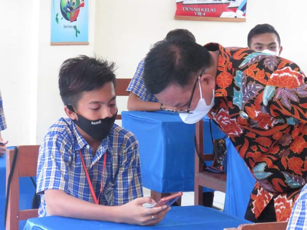 >> Walikota Bitung Maurits Mantiri berdiskusi dengan salah satu pelajar peserta ujian sekolah berbasis digital.(ist)