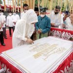 >> Walikota saat menandatangani prasasti peresmian MABM Kotamobagu.