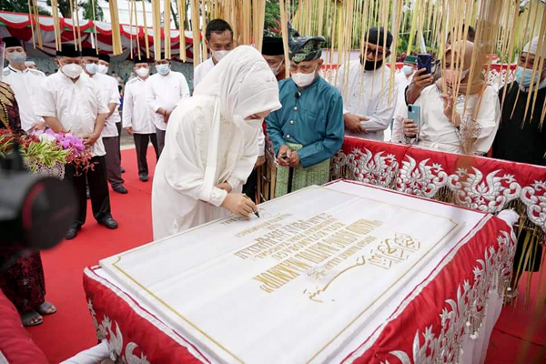 >> Walikota saat menandatangani prasasti peresmian MABM Kotamobagu.