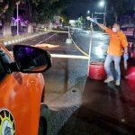 >> Polisi mendatangi lokasi jatuhnya korban pembunuhan di ruas jalan depan Kantor Walikota Bitung. Tampak dalam foto lokasi itu sudah diberi garis polisi tapi jasad korban masih tergeletak di jalanan.(ist)