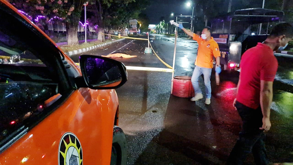 >> Polisi mendatangi lokasi jatuhnya korban pembunuhan di ruas jalan depan Kantor Walikota Bitung. Tampak dalam foto lokasi itu sudah diberi garis polisi tapi jasad korban masih tergeletak di jalanan.(ist)