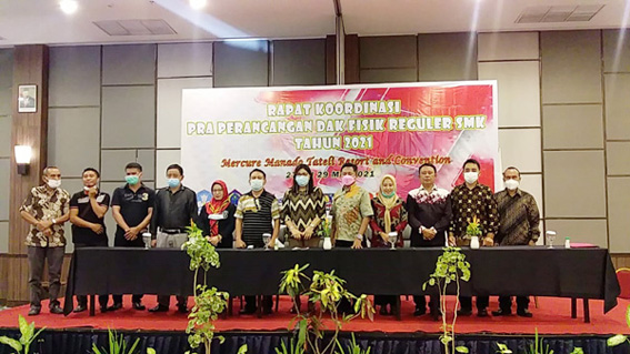 >> Foto bersama peserta Rakor dengan tetap menerapkan protokol kesehatan.