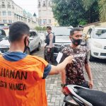 >> Salah satu adegan dalam rekonstruksi yang digelar di di halaman Mapolresta Manado, Rabu (19/05).