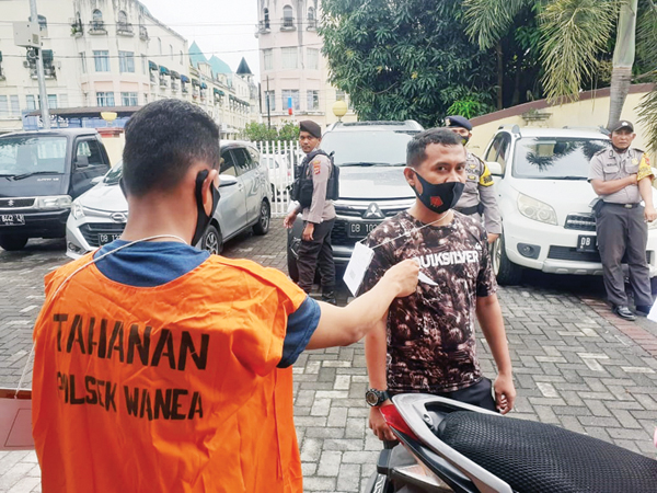 >> Salah satu adegan dalam rekonstruksi yang digelar di di halaman Mapolresta Manado, Rabu (19/05).