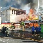 >> Petugas Damkar berusaha memadamkan api yang menghanguskan dua rumah makan dan Gedung PWI Sulut, pekan lalu.