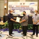 >> RD menerima sertifikat tanah dari ART/BPN Minahasa.