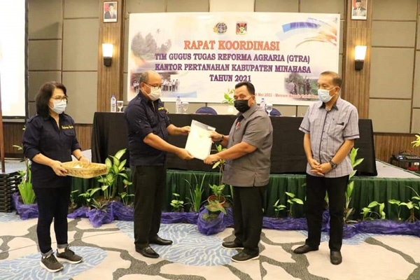 >> RD menerima sertifikat tanah dari ART/BPN Minahasa.