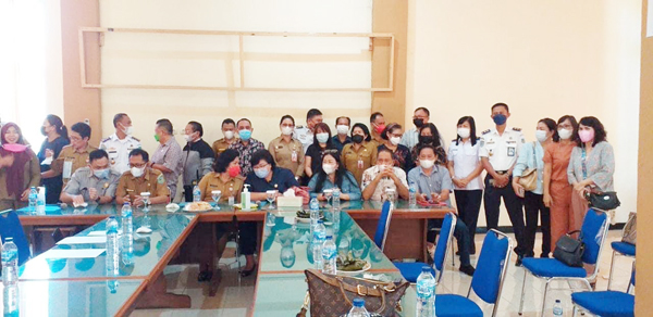 >> Para personel Pansus RPJMD foto bersama para pejabat.