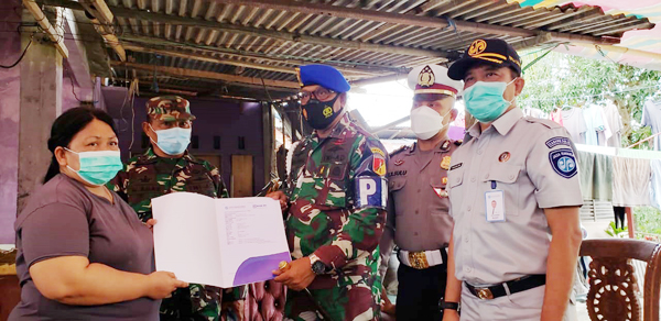 >> Ahli waris dari Salim Padjunge, saat menerima santunan dari Jasa Raharja Sulut, Senin (21/6) siang.