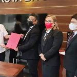 >> Wakil Walikota Bitung Hengky Honandar menyerahkan SK Walikota kepada tiga direksi PD Bangun Bitung yang baru.(ist)
