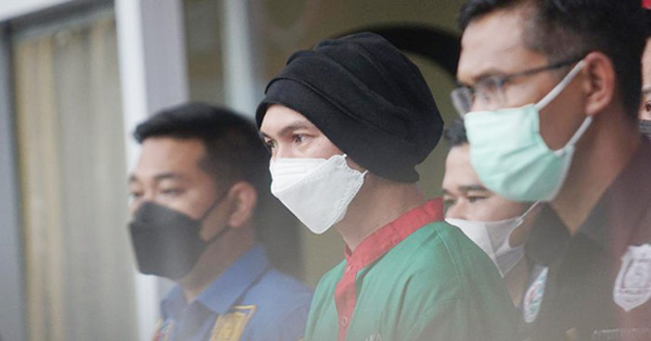 >> Anji ditangkap kasus narkoba.