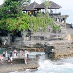 >> Tanah Lot merupakan salah satu lokasi wisata yang banyak dikunjungi wisatawan di Bali.