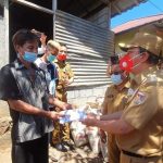 >> Penyerahan bantuan duka bagi keluarga pembunuhan di Koha.