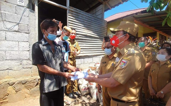 >> Penyerahan bantuan duka bagi keluarga pembunuhan di Koha.