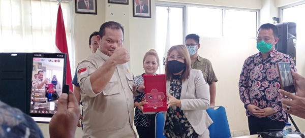 >> Bupati Talaud, Elly Lasut (kiri) usai menandatangani kerja sama dengan PT Koba.