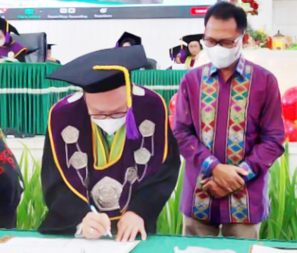 >> Dekan Fakultas Pertanian Unsrat menandatangani MoU PKS.