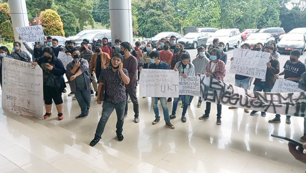 >> Aksi demo mahasiswa Unima di gedung Rektorat.