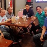 Denny Pua bersama sejumlah wartawan olahraga >> Denny Pua bersama sejumlah wartawan olahraga.