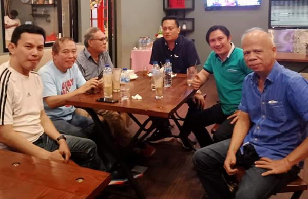 >> Denny Pua bersama sejumlah wartawan olahraga.