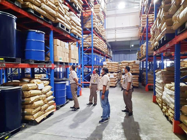 >> Petugas Karantina Pertanian Manado melakukan pemeriksaan produk air kelapa milik PT. Sasa Inti.
