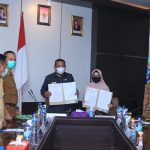 >> Bupati dan Rektor Universitas Bina Taruna Gorontalo ketika melakukan penandatanganan MoU.