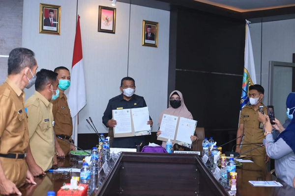 >> Bupati dan Rektor Universitas Bina Taruna Gorontalo ketika melakukan penandatanganan MoU.