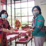 >> Femmy saat menerima SK sebagai Plt Kacabdin Dikda Minahasa Utara - Bitung.