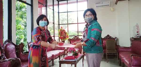 >> Femmy saat menerima SK sebagai Plt Kacabdin Dikda Minahasa Utara - Bitung.