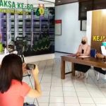>> Kejari Minahasa memberikan keterangan kepada poers.