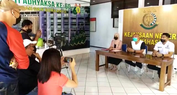 >> Kejari Minahasa memberikan keterangan kepada poers.