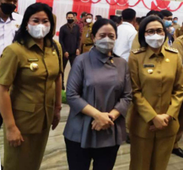 Foto bersama Bupati Bolmong dan Ketua DPR RI Puan Maharani serta Bupati Sitaro.