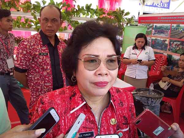 >> Kepala Dinas Dikda Sulut dr Grace Punuh MKes.