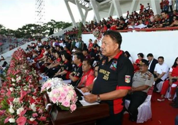 >> Gubernur Olly Dondokambey ketika membuka Porprov IX Tahun 2017 di Stadion Maesa Tondano.