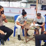 >> Petugas Jasa Raharja Sulut menyerahkan santunan Lakalantas.