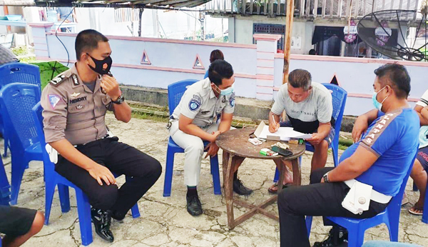 >> Petugas Jasa Raharja Sulut menyerahkan santunan Lakalantas.